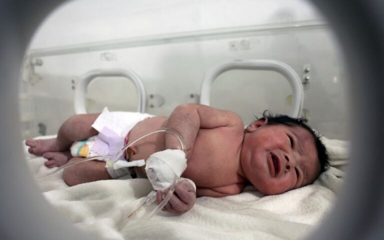 Το «θαύμα» της Συρίας: Χιλιάδες θέλουν να υιοθετήσουν το μωρό που γεννήθηκε στα ερείπια