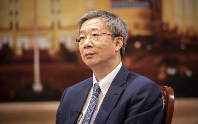 Το Πεκίνο τερματίζει τη νομισματική παρέμβαση λέει ο διοικητής της Λαϊκής Τράπεζας της Κίνας