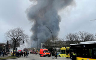 Γερμανία: Πυρκαγιά σε αποθήκη στο Αμβούργο – Προειδοποίηση για επικίνδυνες τοξίνες στον αέρα