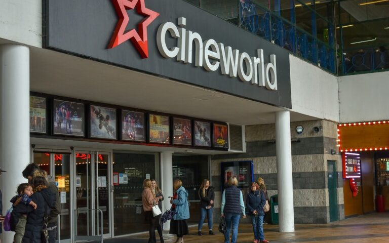 Cineworld: «Λύγισε» ο γίγαντας των κινηματογράφων