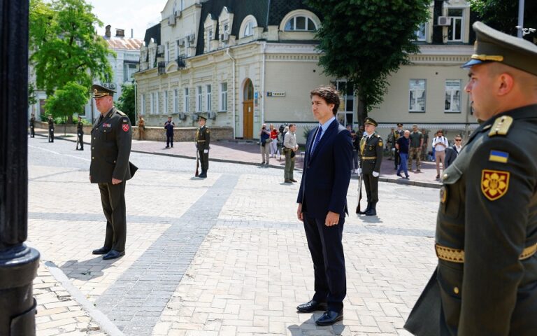 Στο Κίεβο ο Τζαστίν Τριντό – Κατέθεσε στεφάνι στο μνημείο για τους πεσόντες στρατιώτες