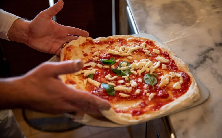 Ιταλία: Συμφέρει περισσότερο να τρώνε έξω την πίτσα, παρά να την μαγειρεύουν
