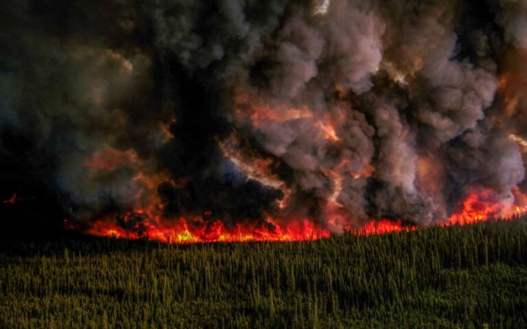 Βοήθεια στον Τριντό για τις πυρκαγιές στον Καναδά προσφέρει ο Μπάιντεν