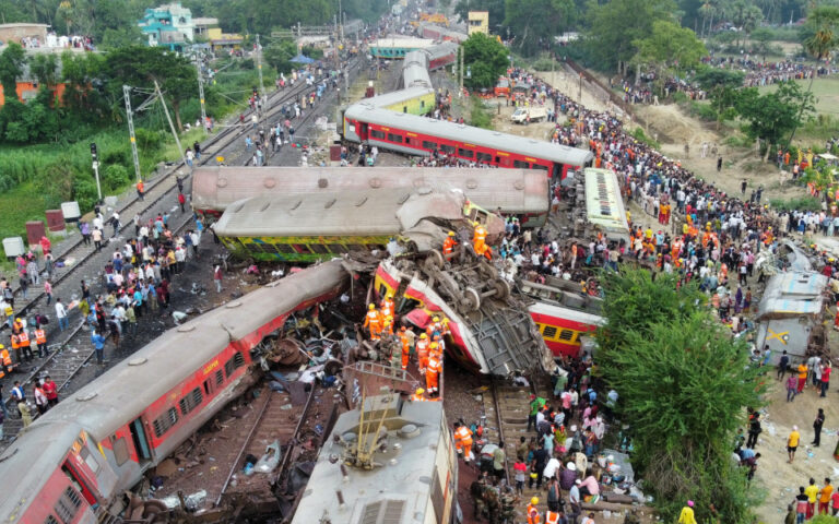 Ινδία – Σιδηροδρομικό δυστύχημα: Εντοπίστηκαν τα αίτια και οι υπεύθυνοι, λέει η κυβέρνηση