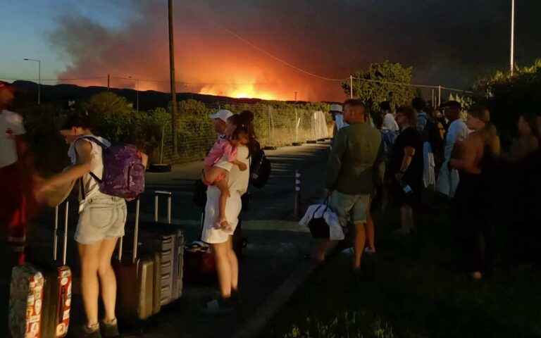 Ανεξέλεγκτη καίει για έκτη μέρα η φωτιά στη Ρόδο