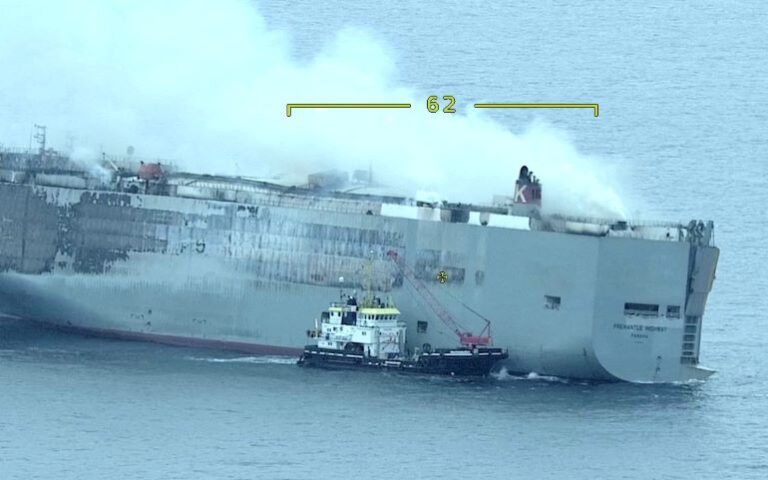Fremantle Highway:  Πυροσβέστες ανέβηκαν για πρώτη φορά στο φλεγόμενο πλοίο