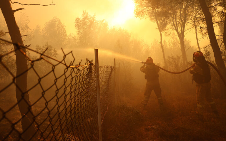 Πυρκαγιές: Σε συναγερμό Πυροσβεστική και Αεροπορία στη Ν. Αγχίαλο – «Κόκκινη» ζώνη απαγόρευσης κυκλοφορίας
