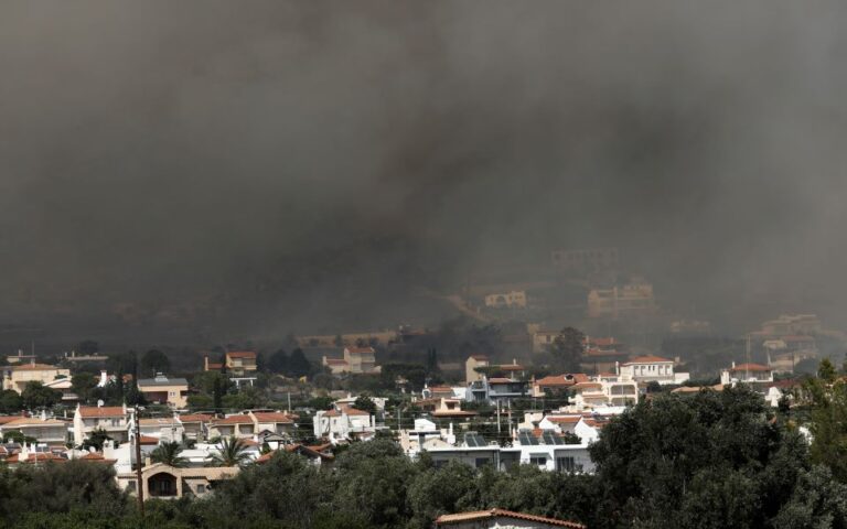 Πυρκαγιές: Μάχη με τις φλόγες σε Λουτράκι, Σαρωνίδα και Δερβενοχώρια
