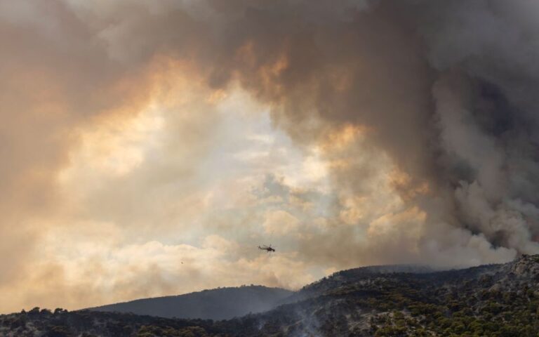 Πυρκαγιές: Μεγάλη αναζωπύρωση στην Πάρνηθα