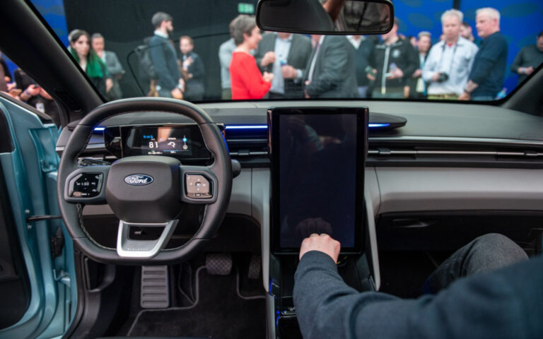 Ο CEO της Ford προβλέπει ανάπτυξη 1.000% για τις υπηρεσίες λογισμικού στο αυτοκίνητο