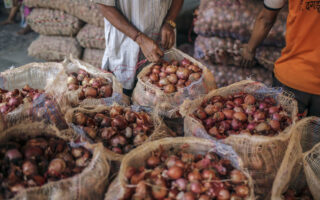 Ινδία: Προσπάθεια συγκράτησης του πληθωρισμού και φόρος 40% στις εξαγωγές κρεμμυδιών