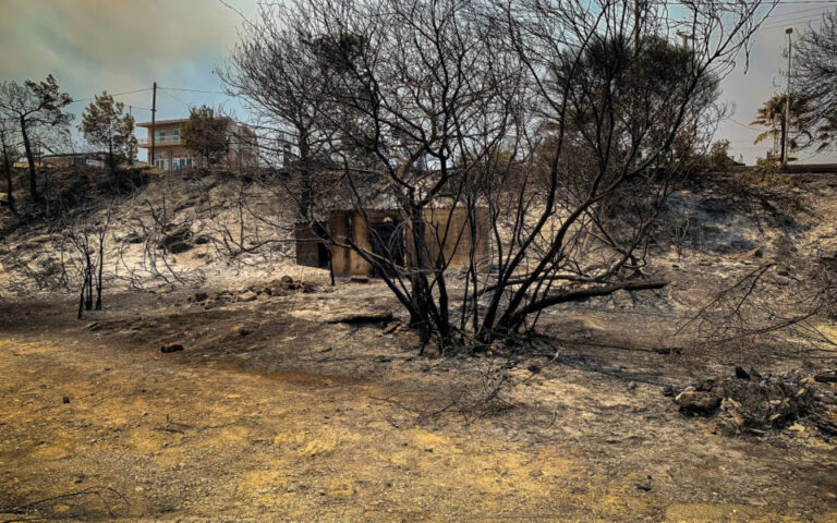 Πυρκαγιές: Ενίσχυση 587.200 € για την αποκατάσταση υποδομών σε οικισμούς της Ρόδου