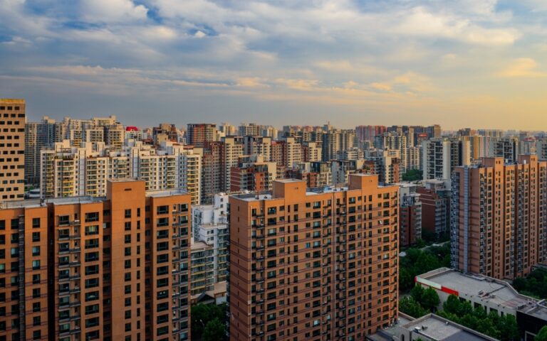 Κίνα: «Τα 1,4 δισ. πολιτών δεν επαρκούν να γεμίσουν τα άδεια σπίτια»