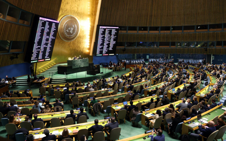 Ψήφισμα ΟΗΕ: Η Ελλάδα τηρεί ισόρροπη στάση, σεβόμενη αρχές και αξίες του διεθνούς δικαίου