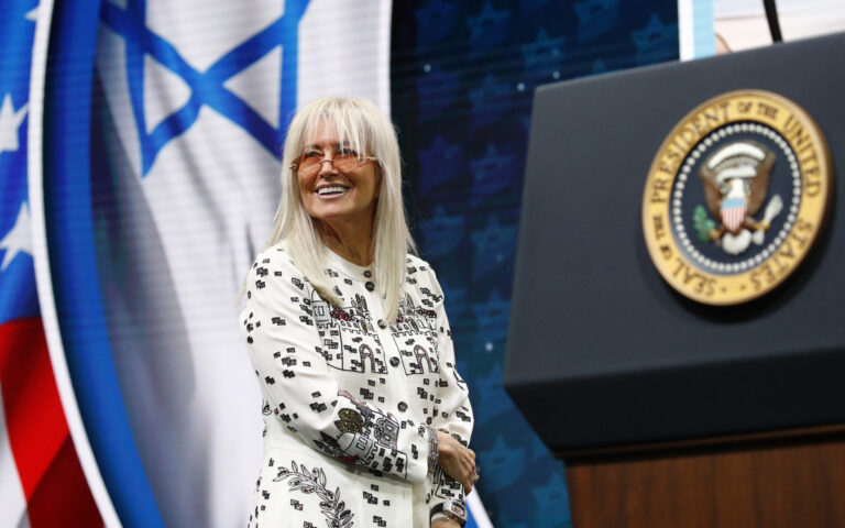 Μίριαμ Αντελσον: Η πανίσχυρη γυναίκα που κινεί νήματα σε Ισραήλ και ΗΠΑ