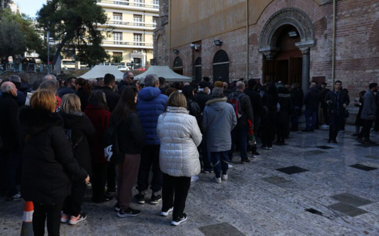 Η Θεσσαλονίκη αποχαιρετά τον Βασίλη Καρρά – Σε λαϊκό προσκύνημα η σορός του