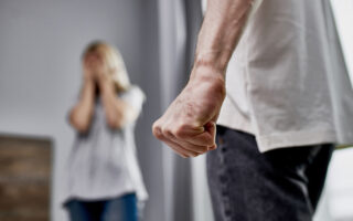 Χρυσοχοΐδης: Καθημερινά συλλαμβάνονται 50 άνδρες για ενδοοικογενεική βία