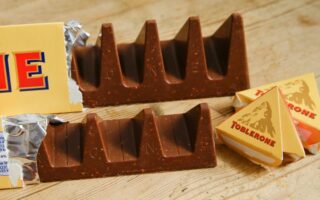 Σοκολάτες Toblerone στα ράφια σούπερ μάρκετ στη Ρωσία κόντρα στη Mondelez