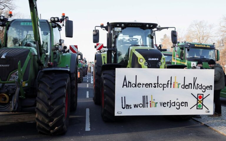 Γερμανία: Οι αγρότες μάχονται με τα τρακτέρ για τις επιδοτήσεις