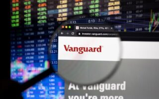 Αυξάνει τις θέσεις του στα ελληνικά ομόλογα ο επενδυτικός γίγαντας Vanguard