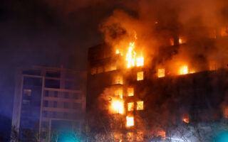 Φωτιά σε πολυκατοικία 14 ορόφων στη Βαλένθια – Τουλάχιστον 7 τραυματίες