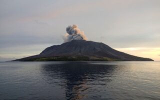 Ινδονησία: Συναγερμός από την έκρηξη ηφαιστείου