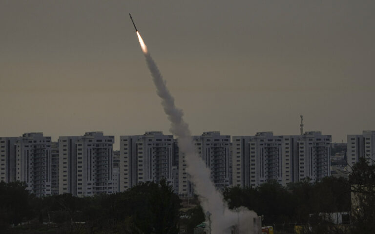 «Μεγάλη πυραυλική» επίθεση στο Τελ Αβίβ ανακοίνωσε η Χαμάς