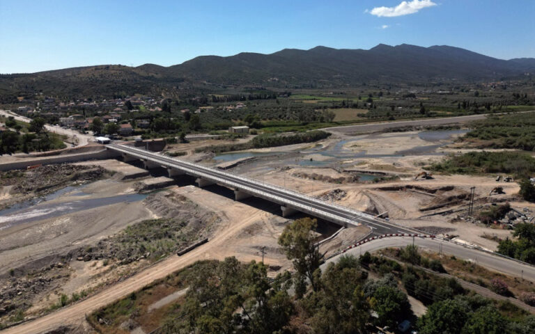 Εγκαινιάστηκε η νέα οδική γέφυρα του Ευήνου – Τι δήλωσαν Σταϊκούρας και Ταχιάος