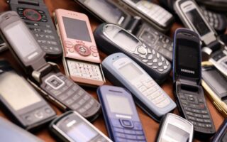 Όχι πια smartphones: Κάποιοι θέλουν «χαζά» τηλέφωνα – Αλλά ποιος θα τα φτιάξει;