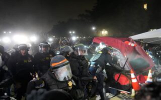 ΗΠΑ: Η αστυνομία διαλύει φιλοπαλαιστινιακό καταυλισμό διαμαρτυρίας στο UCLA