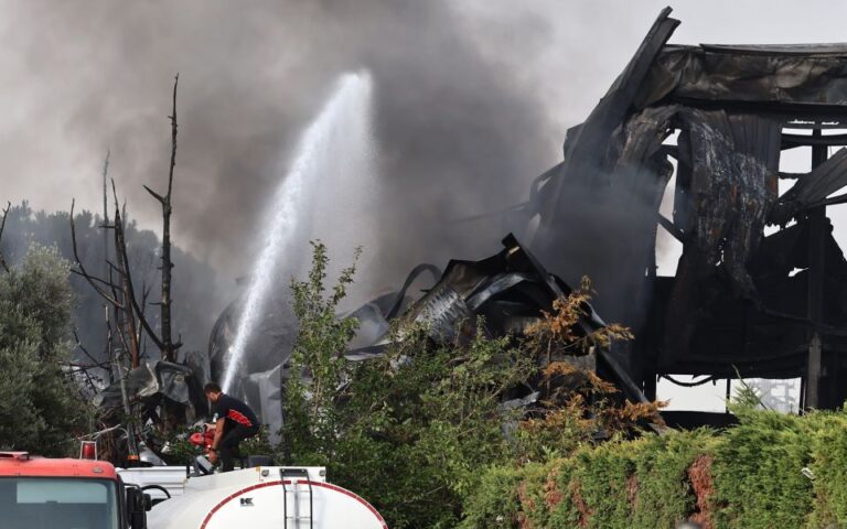 Κάτω Κηφισιά: Ολοκληρωτική καταστροφή από την φωτιά στο εργοστάσιο