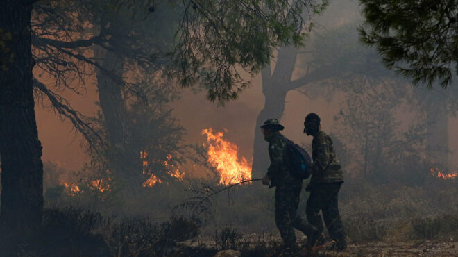Φωτιά τώρα στην Ανδρο – Μήνυμα από το 112 για εκκένωση τεσσάρων οικισμών
