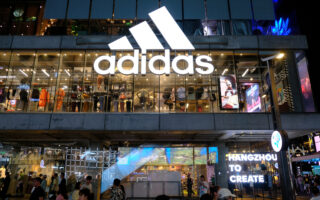Η Adidas ερευνά καταγγελίες για δωροδοκία στην Κίνα