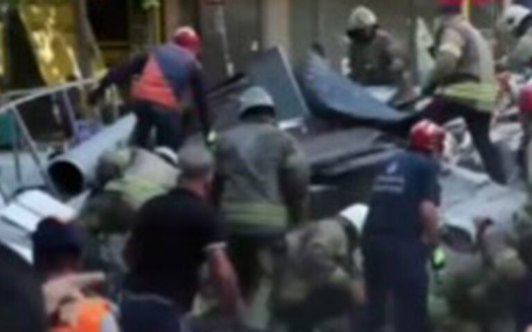 Κωνσταντινούπολη: Κατέρρευσε πολυώροφο κτίριο – Τραυματίες και εγκλωβισμένοι