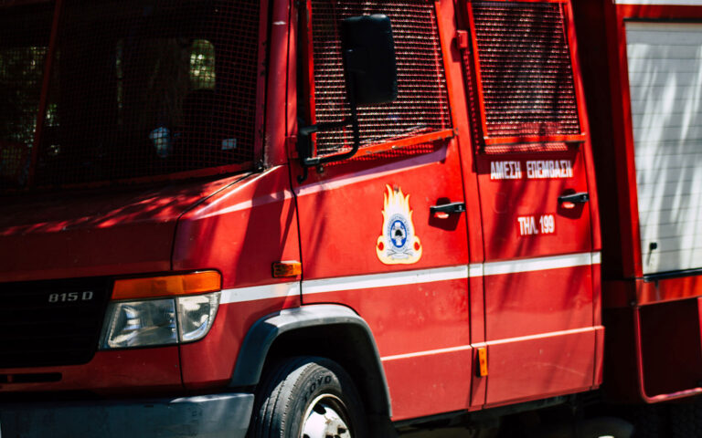 Φωτιά τώρα στη Σαλαμίνα – Ανετράπη πυροσβεστικό όχημα