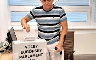 Ευρωεκλογές: Ο Σλοβάκος πρωθυπυργός ψήφισε στο νοσοκομείο