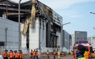 Ν. Κορέα: Κατασκευαστής μπαταριών λιθίου ζητά συγγνώμη για τη φονική πυρκαγιά στο εργοστάσιο