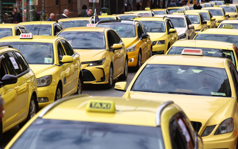 Χατζηδάκης: Από τα ταξί ξεκινά η ειδική σήμανση για τα POS