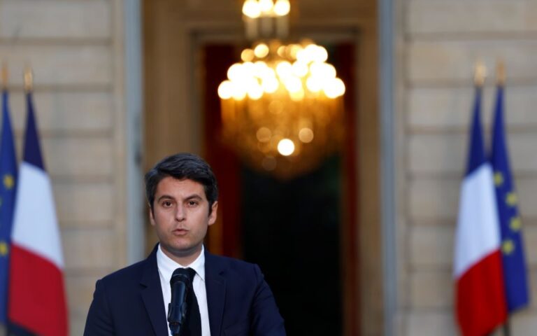 Γαλλία: Ο Μακρόν δεν έκανε δεκτή την παραίτηση του πρωθυπουργού Ατάλ