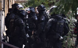 Επτά συλλήψεις για εμπρησμούς σε συναγωγή, ξενοδοχείο και κατάστημα στην Αθήνα