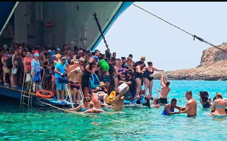 Κρήτη: Επανατοποθετήθηκε η πλωτή εξέδρα αποβίβασης στον Μπάλο