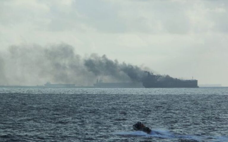 Στις φλόγες δύο δεξαμενόπλοια κοντά στη Σιγκαπούρη