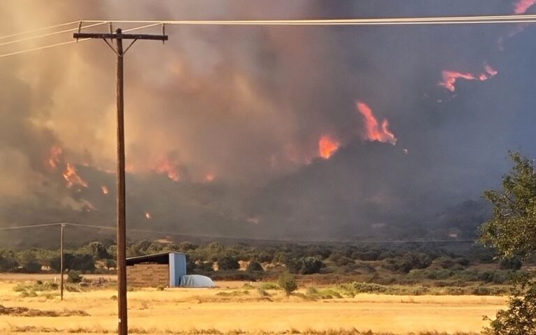 Φωτιά τώρα: Τριπλό μέτωπο στην Εύβοια, εκκενώσεις οικισμών και διακοπές κυκλοφορίας