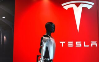 Musk: Το 2025 η Tesla θα χρησιμοποιεί ανθρωποειδή ρομπότ
