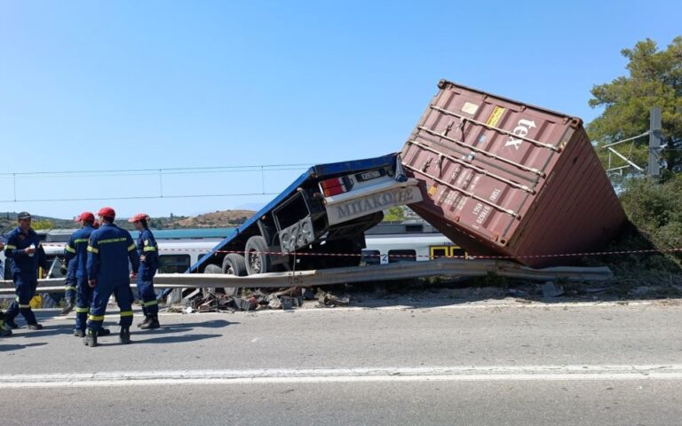 Σύγκρουση φορτηγού με τρένο στην Αυλίδα – Σε εξέλιξη η επιχείρηση απεγκλωβισμού