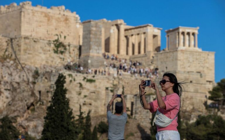Σχεδόν διπλάσιοι οι τουρίστες στην Ελλάδα σε μια διετία – Πώς ξοδεύουν τα χρήματά τους