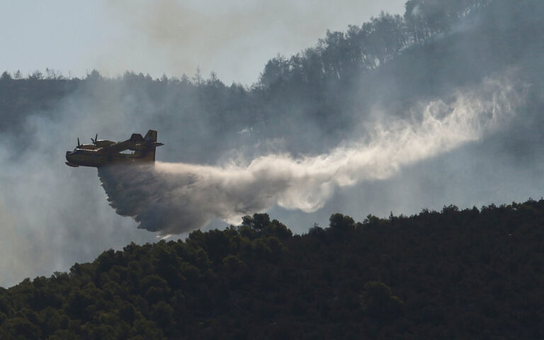 Συνεχίζει να μαίνεται η πυρκαγιά στον Βαρνάβα – Μπαράζ 112 για εκκενώσεις – Κυκλοφοριακές ρυθμίσεις