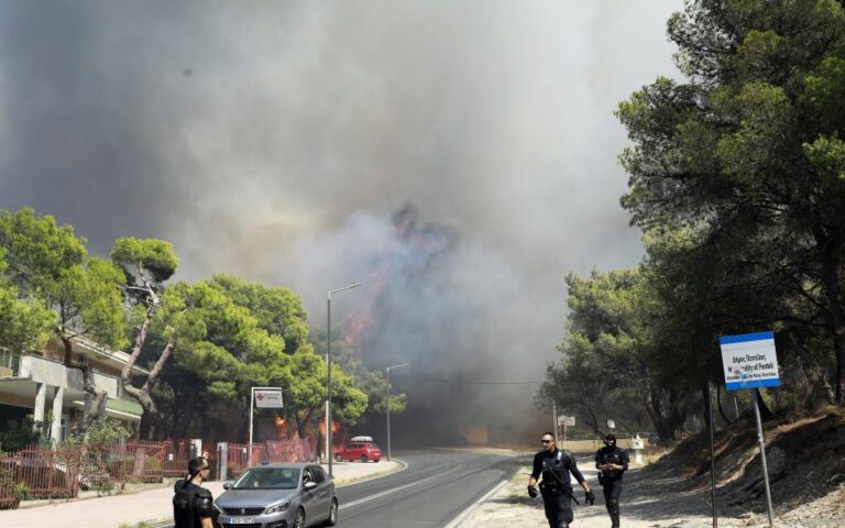 Πυρκαγιά στην Αττική: Καίγονται σπίτια, σχολεία και το κλειστό γυμναστήριο στη Ν. Πεντέλη