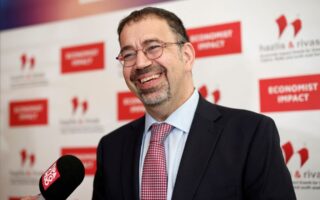 Daron Acemoglu: Δεν τηρήθηκαν οι υποσχέσεις του δημοκρατικού καπιταλισμού στη μεσαία τάξη