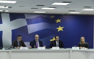 Οι 4 αλλαγές στη φορολογία: Αφορολόγητα  φιλοδωρήματα έως 300 ευρώ – Από 15 Μαρτίου οι δηλώσεις